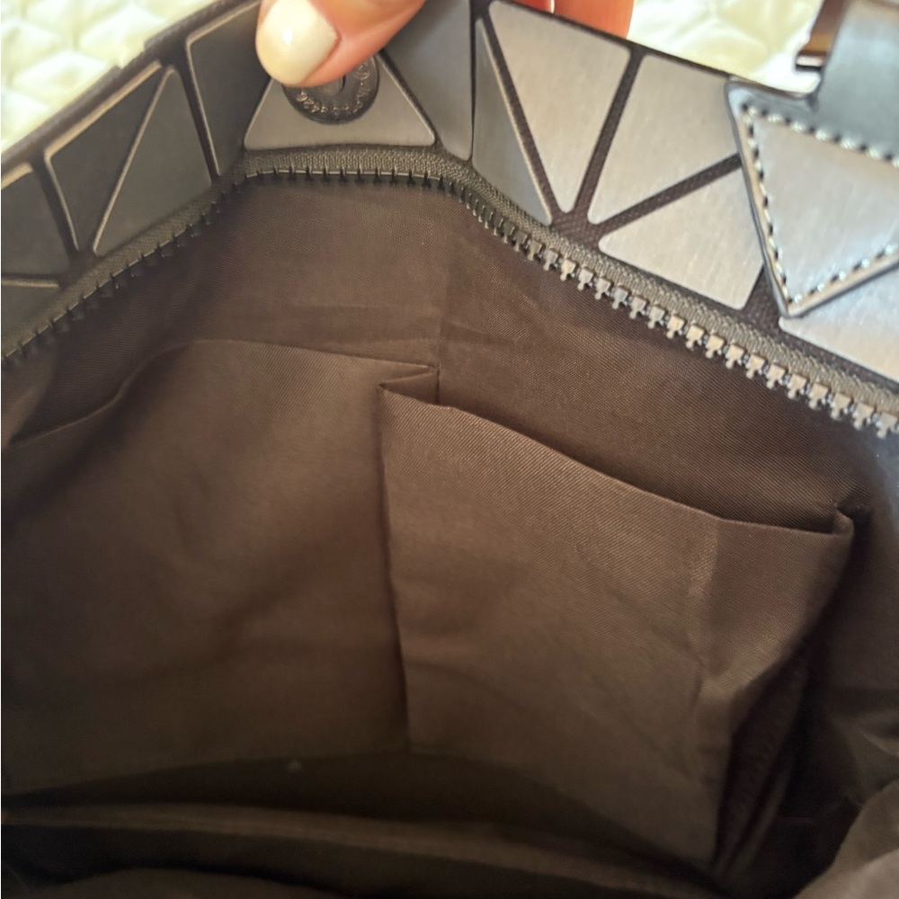 Geometric Patterned Gray Handbag - Picture 3 of 10